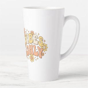 Taza De Café Latte Arte tipográfico retro groovy con buenas vibras