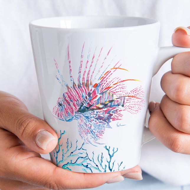 Taza De Café Latte Artes acuáticas de peces tropicales de lionfish co (Beach themed coffee cups designed using unique ocean inspired art by Victoria Grigaliunas)