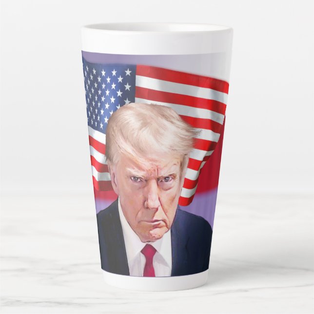 Taza De Café Latte Asesinan a Trump con bandera estadounidense (Anverso)