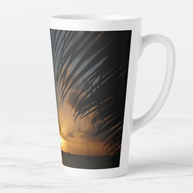 Taza De Café Latte Atardecer a través de la orilla de la palma (Derecha)