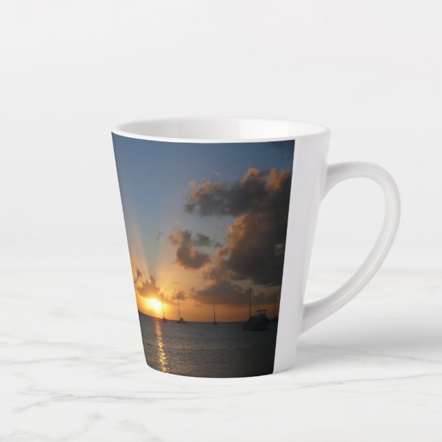 Taza De Café Latte Atardecer con veleros paisaje tropical foto (Derecha)