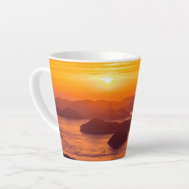 Taza De Café Latte Atardecer de niebla en el puente Kurushima Kaikyo  (Ángulo izquierdo)