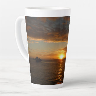 Taza De Café Latte Atardecer en la costa tropical del mar II