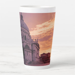 Taza De Café Latte Atardecer sobre la Basílica en la Plaza de Veneci