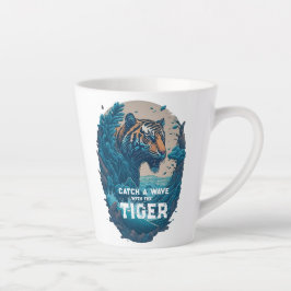 Taza De Café Latte Atrapar una ola con el tigre