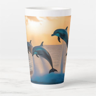 Taza De Café Latte Bailando en el crepúsculo: tres delfines saltando