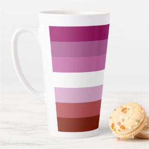 Taza De Café Latte Bandera del orgullo lésbico femenino de SlipperyJo