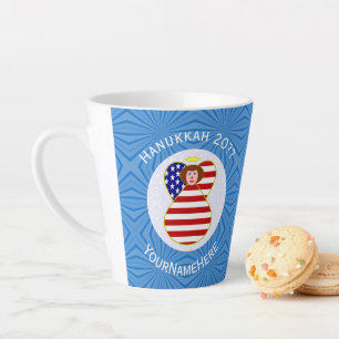 Taza De Café Latte Bandera personalizada del ángel de Hanukkah de EE.