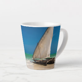Taza De Café Latte Barco de pesca tradicional en la playa