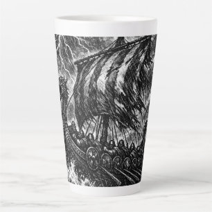 Taza De Café Latte Barco largo vikingo en la tormenta — Ink Saga Art
