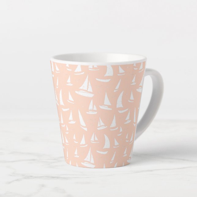 Taza De Café Latte Barcos blancos de vela y aves marinas en rosa past (Ángulo derecho)