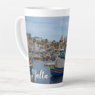 Taza De Café Latte Barcos de pesca tradicionales y coloridos en Malta