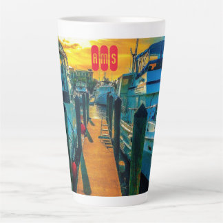 Taza De Café Latte Barcos en la puesta de sol del puerto
