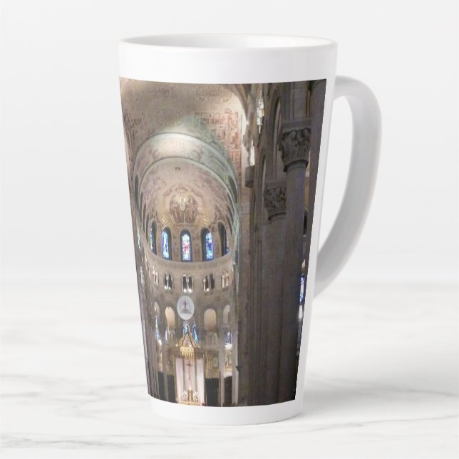 Taza De Café Latte Basílica de Santa Ana de Beaupre, Quebec, Canadá (Ángulo derecho)