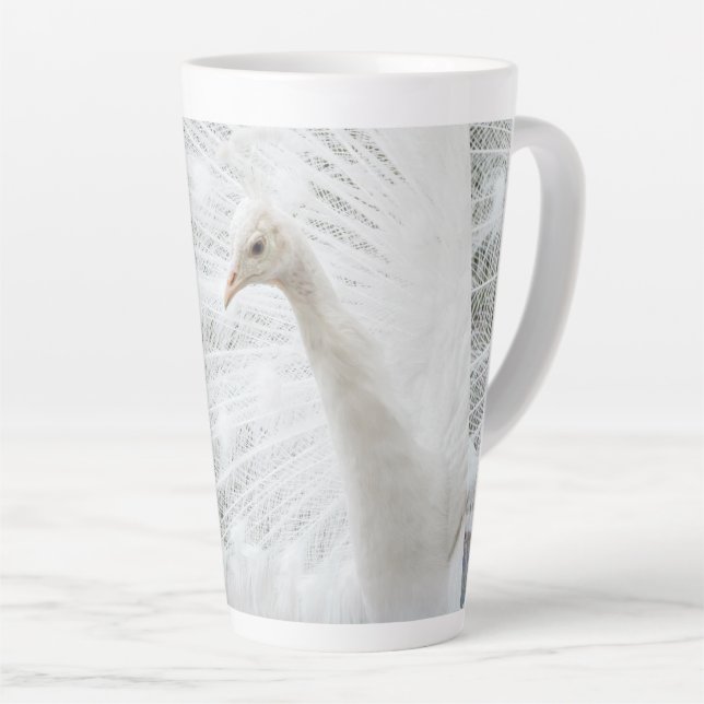 Taza De Café Latte Bellas plumas de pavo real blanco (Ángulo derecho)