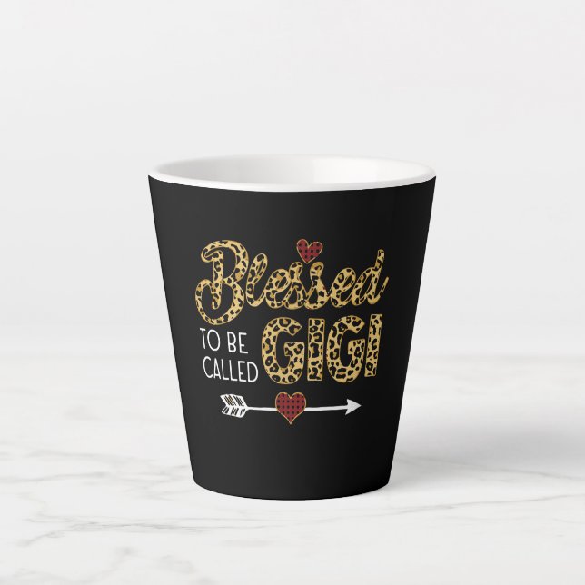 Taza De Café Latte Bendito De Ser Llamado Gigi Leopart Red Plaid (Anverso)
