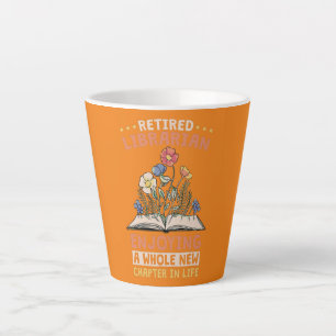 Taza De Café Latte Bibliotecario Retirado Disfrutando De Un Nuevo Cap