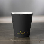 Taza De Café Latte Black Gold Modern Script Girly Monograma Nombre<br><div class="desc">Monograma de escritura simple en negro y oro Nombre latte café taza. Esto hace que el dulce perfecto cumpleaños 16,  boda,  ducha de novia,  aniversario,  ducha de bebé o fiesta de soltera sea regalo para alguien que ama el lujo glam y los estilos de moda.</div>