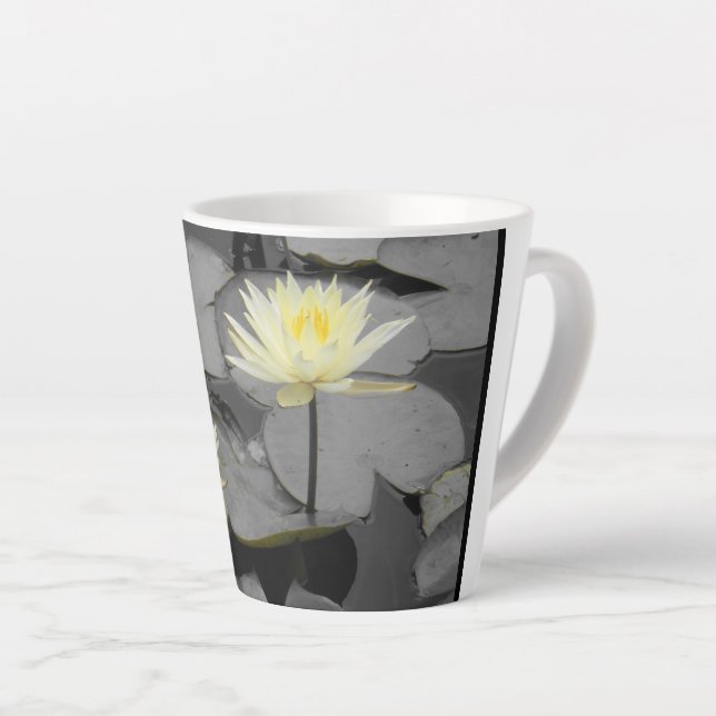 Taza De Café Latte Bloom más allá del marco (Ángulo derecho)
