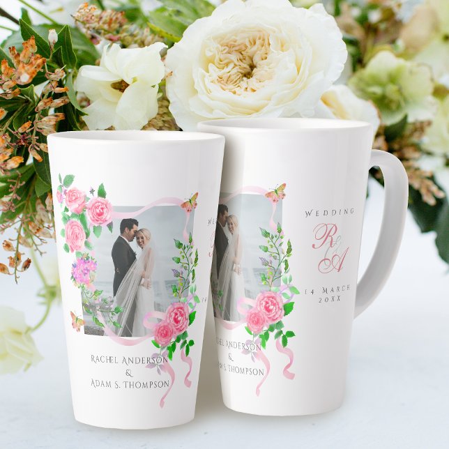 Taza De Café Latte Boda fotográfico de cinta rosa monograma (Romantic Wedding Pink Rose 
Photo Latte Mug.)