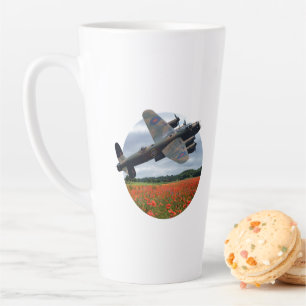 Taza De Café Latte Bombardero De Lancaster Por Un Campo De Adormidera