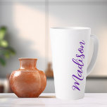 Taza De Café Latte Bonito Purgar tu nombre Personalizado de script ma<br><div class="desc">Una taza de café con leche en monograma morado personalizada para un chica o un tipo que ama los regalos simples y escritos a mano. Hermoso guión cursivo en el costado de la botella que explica su nombre en tipografía tipográfica.</div>