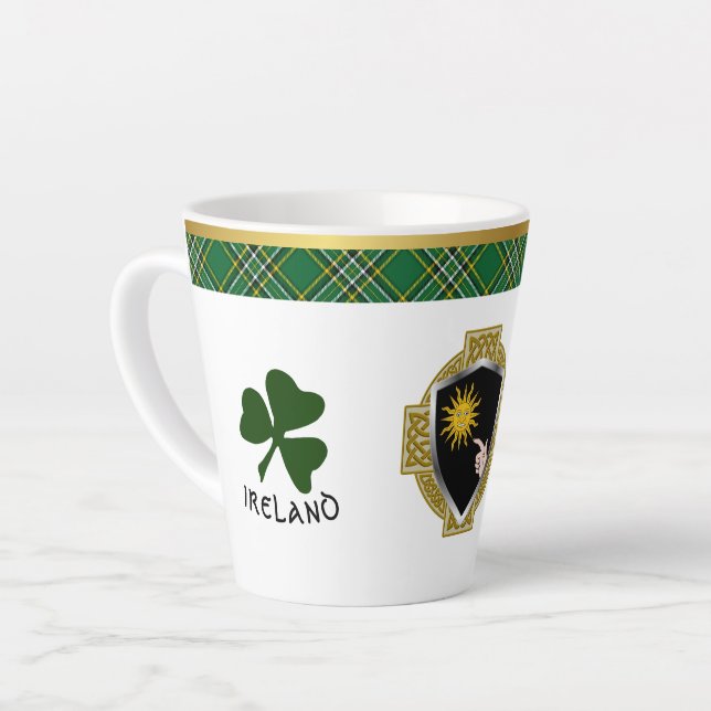 Taza De Café Latte Brady Irish Shield y Tartán Personalizados (Ángulo izquierdo)