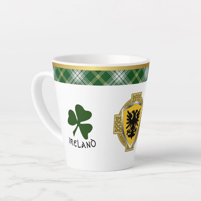 Taza De Café Latte Browne Irish Shield y Tartan Personalizado (Ángulo izquierdo)