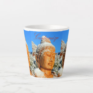 Taza De Café Latte Buda de madera en una cala de nieve trueno