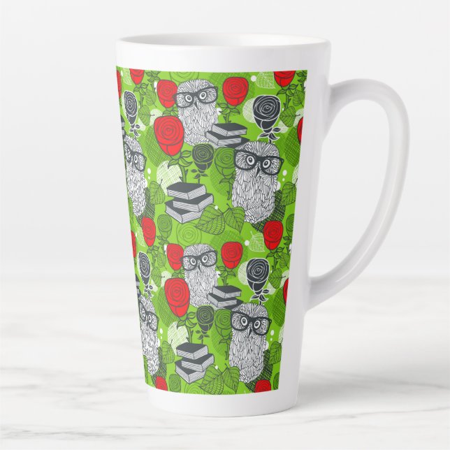 Taza De Café Latte Búho en rosas rojas (Derecha)