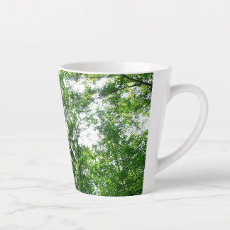 Taza De Café Latte Buscando árboles de verano