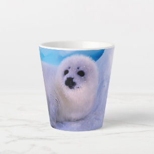 Taza De Café Latte Cachorro de foca arpista pequeño cubierto de copos