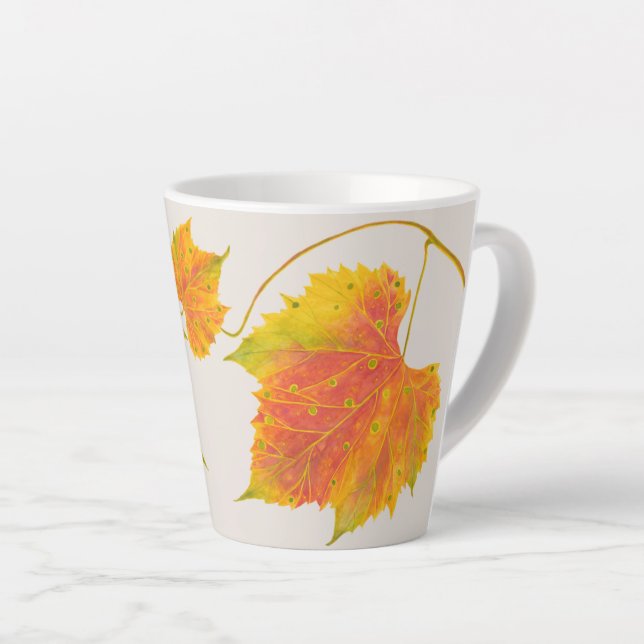 Taza De Café Latte Caída en una pequeña taza de latte (Ángulo derecho)