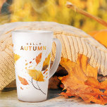 Taza De Café Latte Caída Enamorada Hola Naranja De Otoño Deja Latte M<br><div class="desc">El H celebra la belleza encantadora del otoño con nuestro "Caída en el Amor Hola Otoño" Latte Mug adornado con hojas de cascada en ricos tonos naranjas quemados. (H) Esta encantadora pieza rústica es ideal para duchas de novias, haciendo un regalo de temporada perfecto o un delicioso premio boho para...</div>
