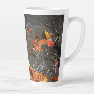 Taza De Café Latte Caídas en cataratas en fotografía de otoño
