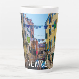 Taza De Café Latte Calle de Venecia con ropa lavada de lavado de ropa
