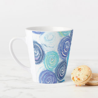 Taza De Café Latte Calmar círculos creados con tonos azules