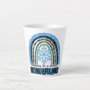 Taza De Café Latte Caminando por una tierra de maravillas de invierno