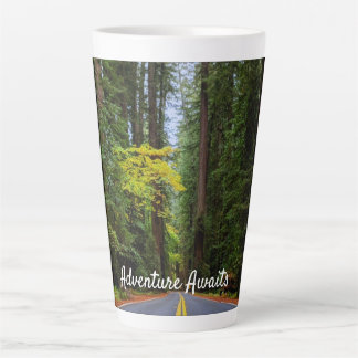 Taza De Café Latte Camino directo por el bosque de secuoya.