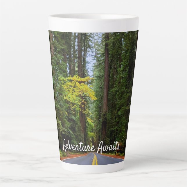 Taza De Café Latte Camino directo por el bosque de secuoya. (Anverso)