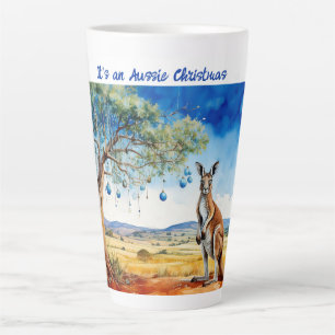 Taza De Café Latte Canguro debajo de eucalipto con adornos navideños