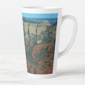 Taza De Café Latte Capas de rocas rojas en Sedona Arizona