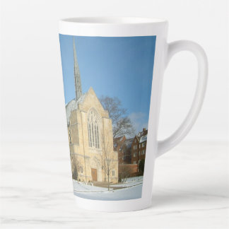 Taza De Café Latte Capilla Harbison en invierno en el Grove City Coll