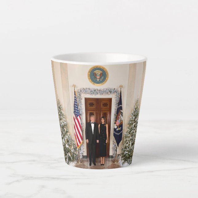 Taza De Café Latte Casa Blanca de los Navidades de Donald y Melania T (Anverso)