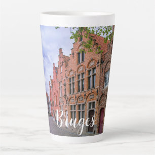 Taza De Café Latte Casas de ladrillo de color medieval en Brujas, Bél
