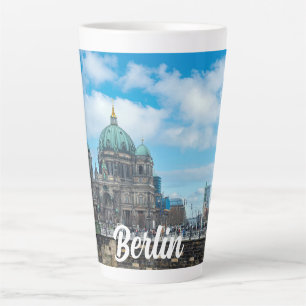 Taza De Café Latte Catedral de Berlín y torre de televisión en Berlín