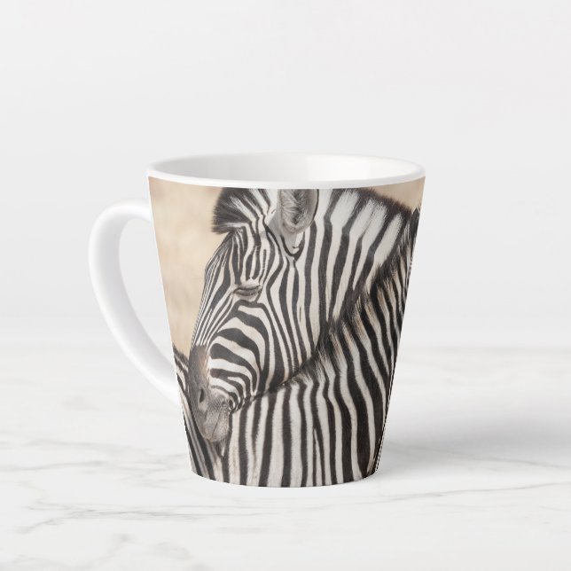 Taza De Café Latte Cebras de Burchell haciendo necking (Ángulo izquierdo)