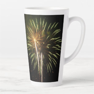 Taza De Café Latte Celebración de feriado de fuegos artificiales de o