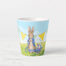 Taza De Café Latte Cesta de Pascua de conejo clásico personalizada