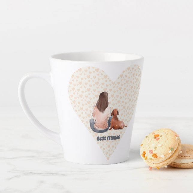 Taza De Café Latte Chica de pelo marrón sentada con su perro peluquer (In situ)